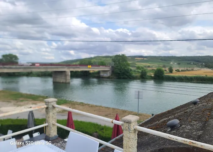 La Maison Du Bac Bed & Breakfast 3*